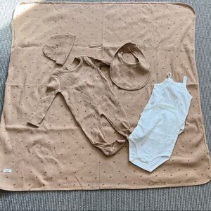 NWOT Neutral Ribbed Baby Layette Set with footie, blanket, hat, bib, 2 onesies